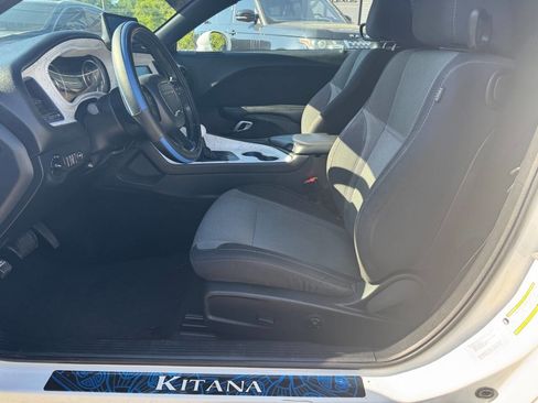 Used 2015 Dodge Challenger SXT RWD image 10