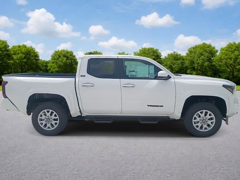 Used 2026 Toyota Tacoma SR5 AWD/4WD image 8