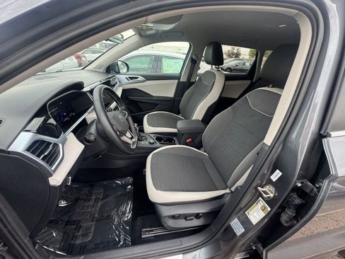 Used 2025 Volkswagen Taos SE image 36