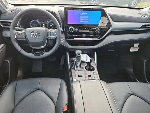 New 2025 Toyota Highlander Platinum image 10