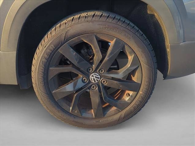 Used 2023 Volkswagen Taos SE FWD image 6