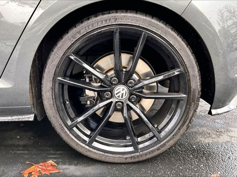 Used 2019 Volkswagen Golf R image 12