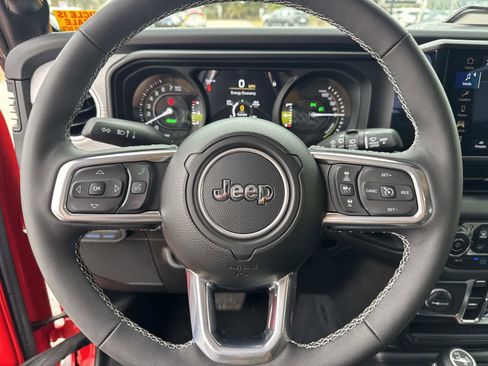 Used 2025 Jeep Wrangler Sahara image 30