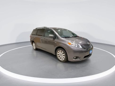 Used 2017 Toyota Sienna XLE image 2