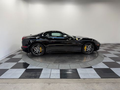 Used 2016 Ferrari California T RWD image 17