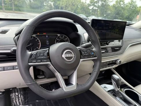 Used 2023 Nissan Altima 2.5 SV w/ SV Premium Package FWD image 13