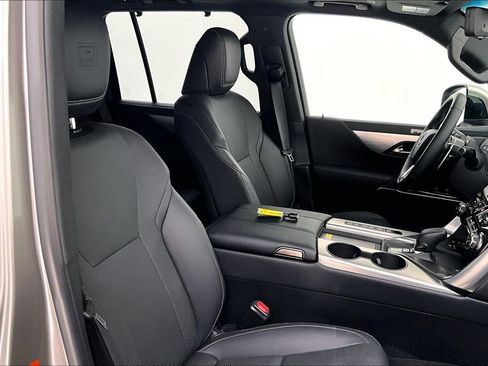 Used 2025 Lexus LX 700h F Sport image 11
