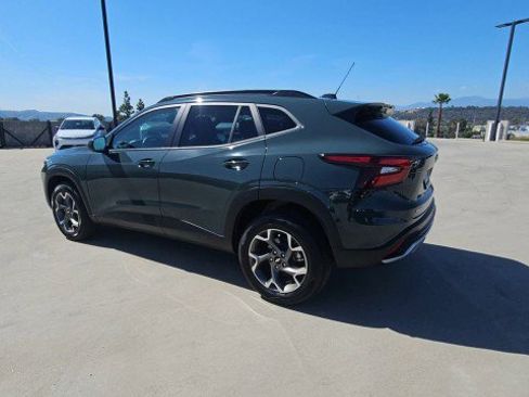 Used 2025 Chevrolet Trax LT w/ Sunroof Package FWD image 6