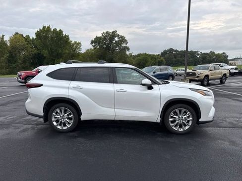 Used 2026 Toyota Highlander Limited AWD/4WD image 2