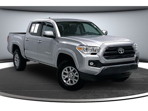 Used 2017 Toyota Tacoma SR5 w/ Tow Package image 2