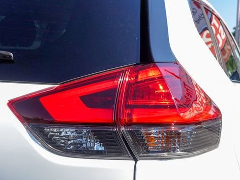 Used 2017 Nissan Rogue SV image 7