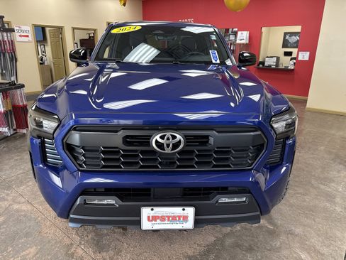 Used 2024 Toyota Tacoma TRD Off-Road image 2