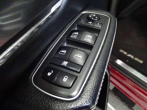 Used 2019 RAM 1500 Laramie AWD/4WD image 10