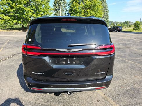 Used 2023 Chrysler Pacifica Limited w/ Uconnect Theater Family Group FWD image 5