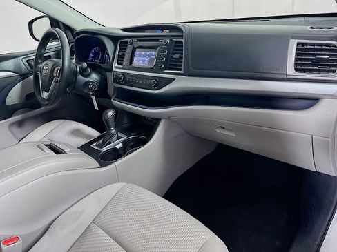 Used 2018 Toyota Highlander LE image 34