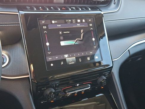 Used 2023 Jeep Grand Cherokee L Laredo image 17