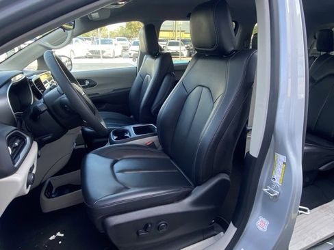 Used 2024 Chrysler Pacifica Touring-L image 14