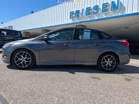 Used 2016 Ford Focus SE w/ SE Sport Package FWD image 2