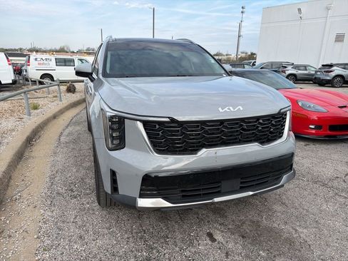 Used 2025 Kia Sorento EX w/ Panoramic Sunroof Package image 2