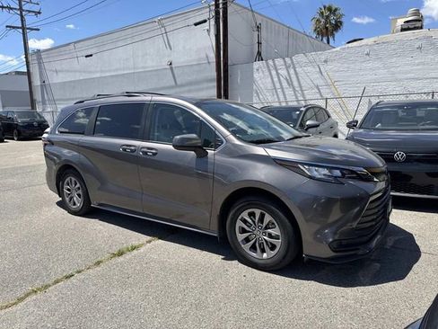 Used 2022 Toyota Sienna LE w/ LE Plus Package image 2