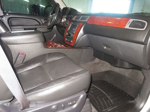 Used 2013 Chevrolet Avalanche LTZ image 35