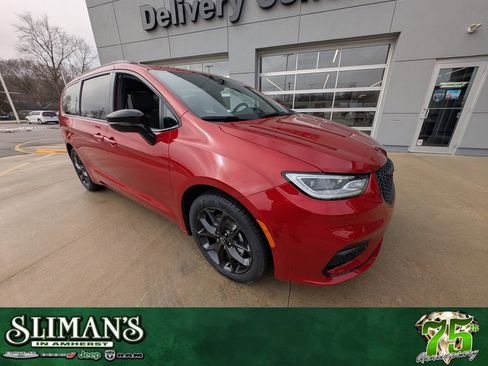 New 2026 Chrysler Pacifica Limited image 1