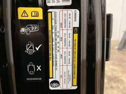 Used 2025 Jeep Wrangler Unlimited Sahara w/ Safety Group image 94