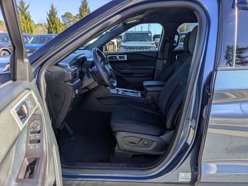 Used 2020 Ford Explorer XLT w/ Comfort Package image 12