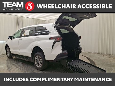 Used 2026 Toyota Sienna LE FWD image 1