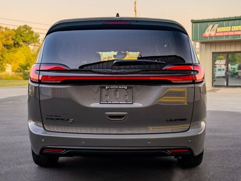 Used 2025 Chrysler Pacifica Limited FWD image 3