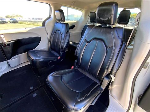 Used 2023 Chrysler Pacifica Touring-L image 19