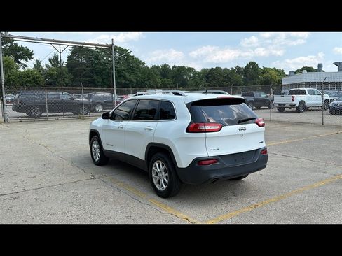 Used 2016 Jeep Cherokee Latitude w/ Cold Weather Group AWD/4WD image 4