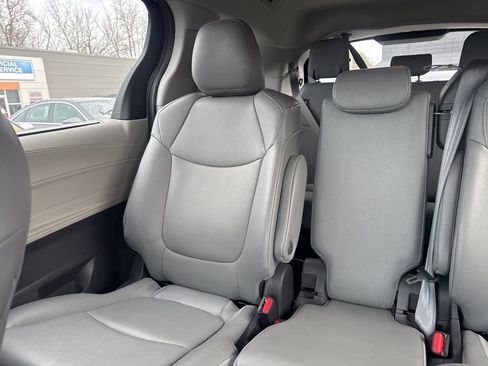 Used 2024 Toyota Sienna XLE image 17