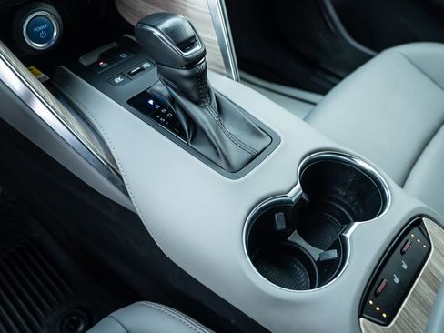 Used 2022 Toyota Venza XLE image 26