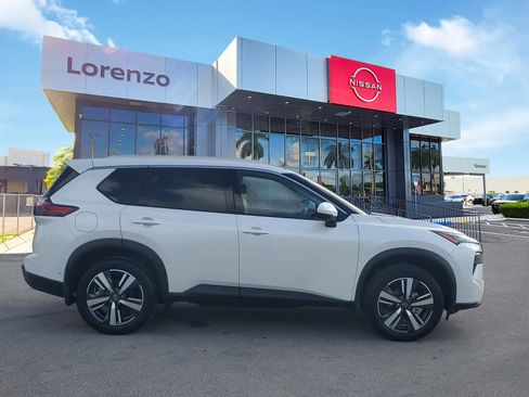 Used 2025 Nissan Rogue SL FWD image 4