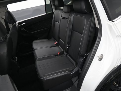 Used 2023 Volkswagen Tiguan SE w/ Panoramic Sunroof Package image 29