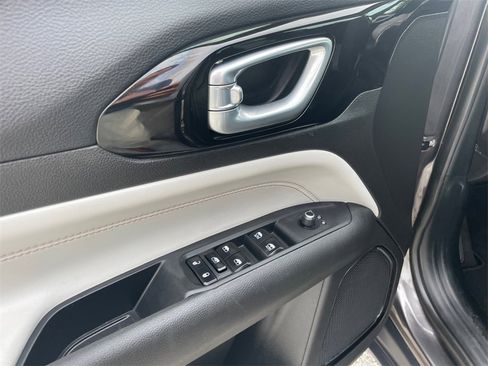 Used 2024 Jeep Compass Limited image 27