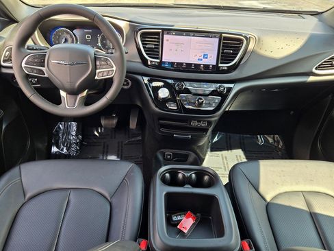 Used 2025 Chrysler Pacifica Select image 19