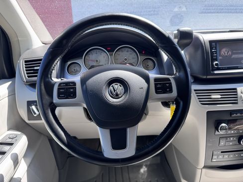 Used 2011 Volkswagen Routan SEL FWD image 16