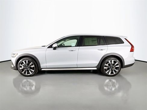 Certified 2026 Volvo V60 B5 Cross Country Ultra w/ Climate Package AWD/4WD image 4