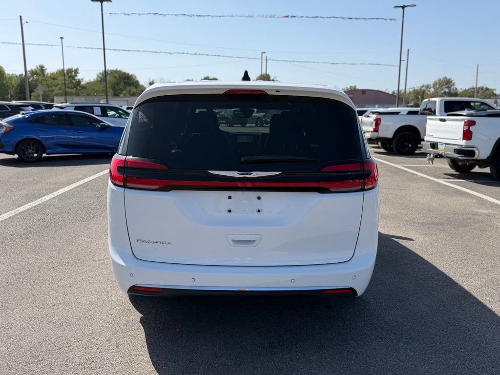 Used 2025 Chrysler Pacifica Select FWD image 4