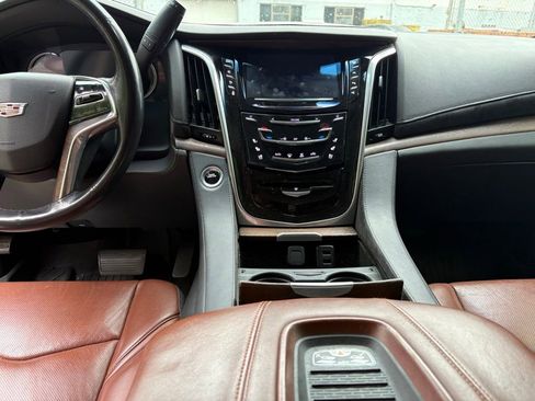 Used 2019 Cadillac Escalade Luxury w/ LPO, Escalade Noir Package AWD/4WD image 8