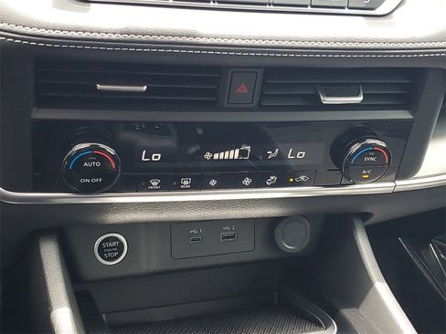 Used 2023 Nissan Rogue SV image 18