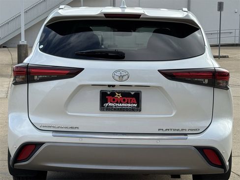 Used 2024 Toyota Highlander Platinum image 5
