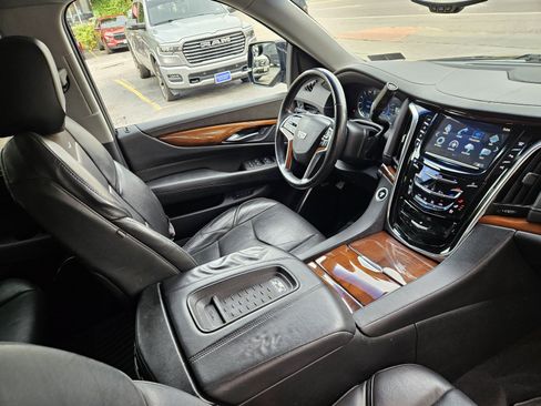 Used 2017 Cadillac Escalade ESV 4WD image 31