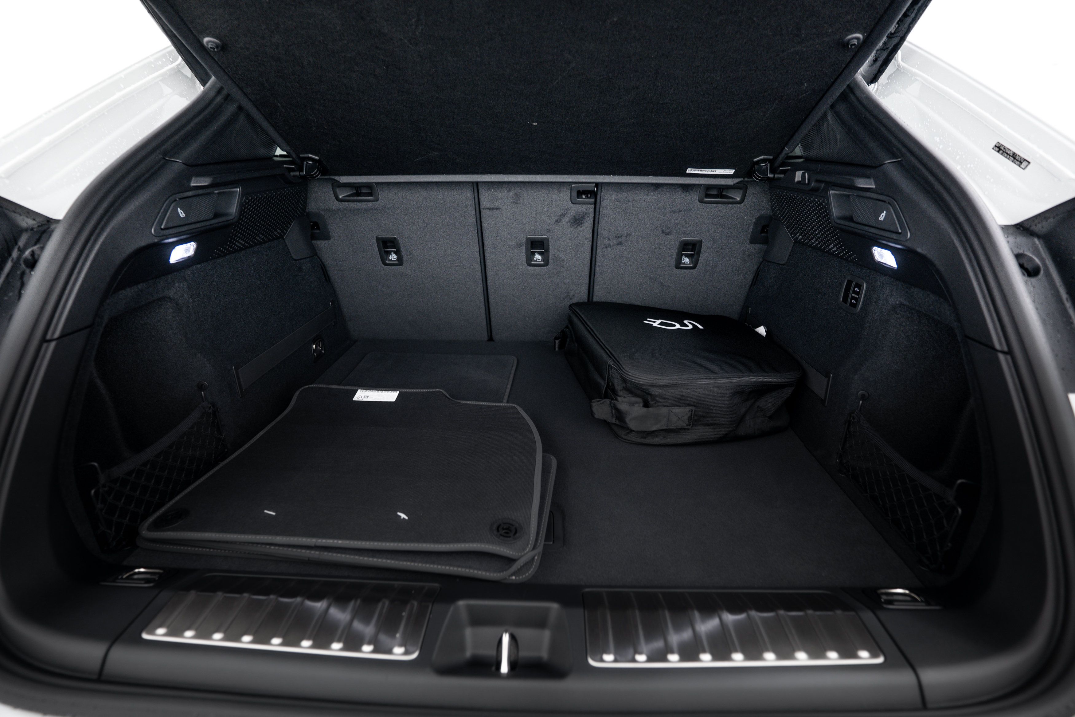 Certified 2025 Porsche Macan Turbo Electric AWD/4WD image 25