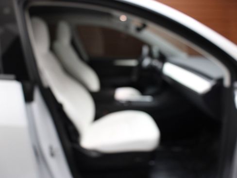 Used 2022 Tesla Model Y Long Range image 17