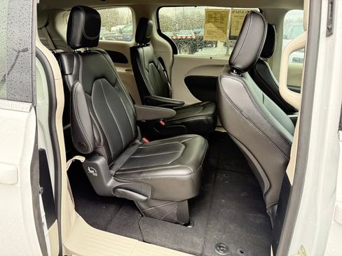 Used 2024 Chrysler Pacifica Touring-L image 28