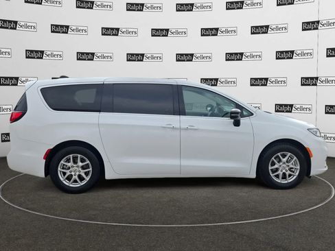 Used 2024 Chrysler Pacifica Touring-L FWD image 7