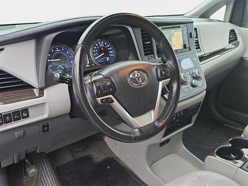 Used 2015 Toyota Sienna XLE Premium image 17